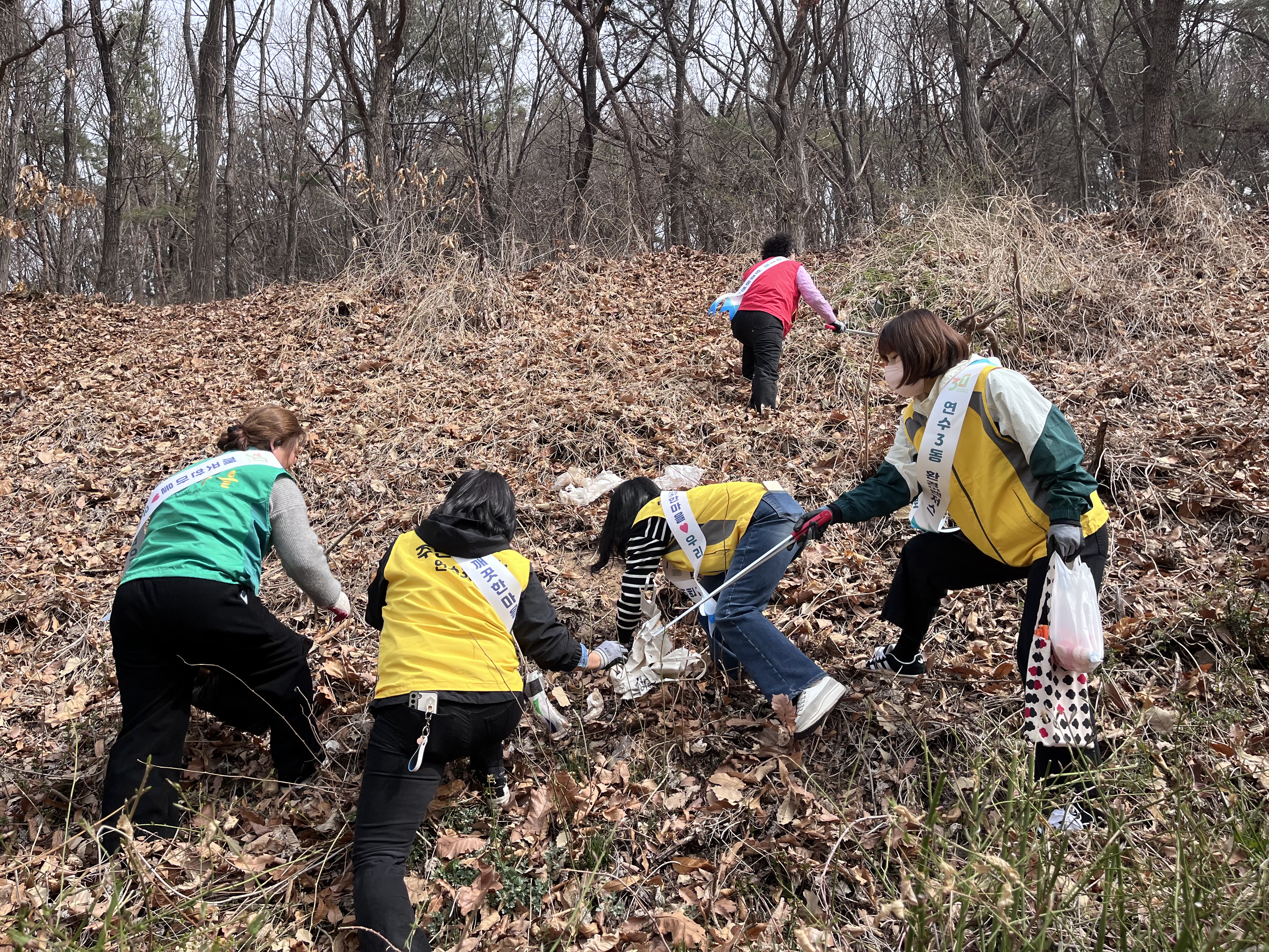 지난 25일 연수3동 환경 어벤져스가 대학공원에서 무단투기 쓰레기 등을 수거하며 첫 활동을 시작했다